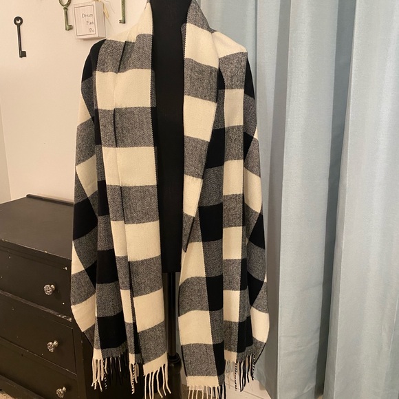Sold! NWT, J. Crew Buffalo Check Scarf with fringe in black & ivory - Picture 3 of 7